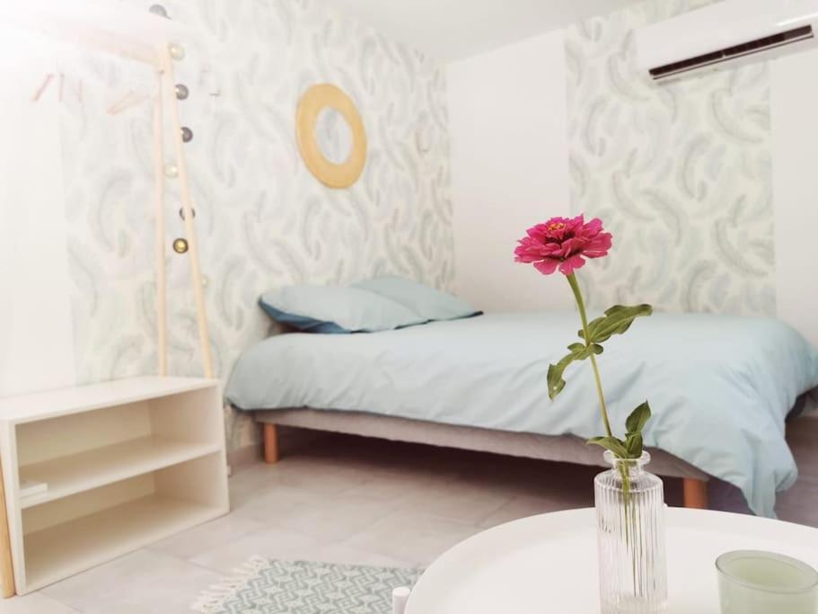 Belle Dependance De 30M2 Avec Terrasse Et Jardin Villeneuve-lès-Avignon Exterior foto